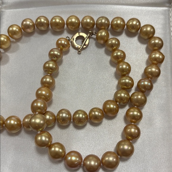 - Beautiful All Natural Gold Freshwater Pearls. Hand knotted pearls. 26” - Picture 9 of 13